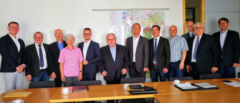 Von links: Regionalräte Carsten von Zepelin, Bürgermeister Andreas Hölzelberger, Andreas Herkommer und  Anneliese Graf, OB Peter Boch, Fraktionsvorsitzender Günter Bächle, die Regionalräte und Bürgermeister Heiko Genthner, Klaus Mack und Mario Weisbrich, Verbandsdirektor Dr. Matthias Proske sowie die Regionalräte Kurt Ebel und Bürgermeister Michael Schmidt.