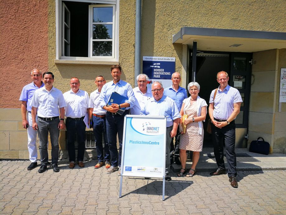 Die CDU-Regionalräte vor dem Technologiezentrum Innonet-Kunststoff in Horb: Von links Oberbürgermeister Jürgen Großmann (Nagold), die Bürgermeister Klaus Mack (Bad Wildbad), Andreas Hölzlberger (Haiterbach) und Gerhard Feeß (Altensteig), OB Peter Rosenberger (Horb), Kurt Ebel (Remchingen), Fraktionsvorsitzender Günter Bächle (Mühlacker), Andreas Herkommer und Anneliese Graf (beide Pforzheim) sowie Verbandsdirektor Dr. Matthias Proske.
