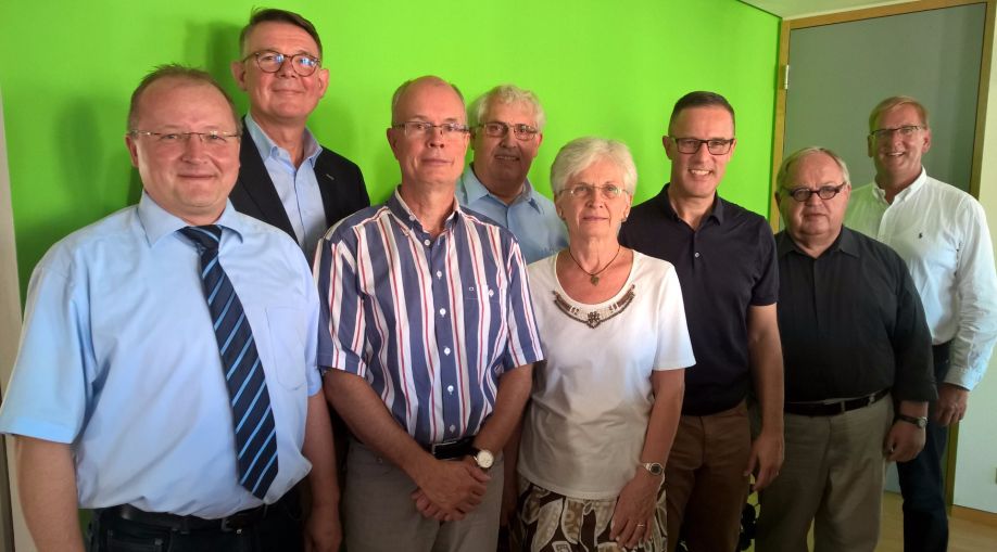 Vor dem Grün, das für den Nordschwarzwald steht: Von rechts WFG-Geschäftsführer Jochen Protzer, CDU-Fraktionsvorsitzender Günter Bächle (Mühlacker) sowie die Regionalräte Michael Seiss (Friolzheim), Anneliese Graf (Pforzheim), Kurt Ebel (Remchingen), Andreas Herkommer (Pforzheim), Carsten von Zepelin (Pforzheim) sowie Andreas Hölzlberger (Haiterbach).