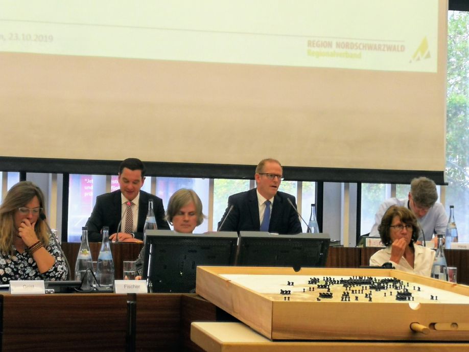 Klaus Mack (hinten links) bei der Sitzungsleitung, rechts neben ihm Verbandsdirektor Dr. Matthias Proske. 