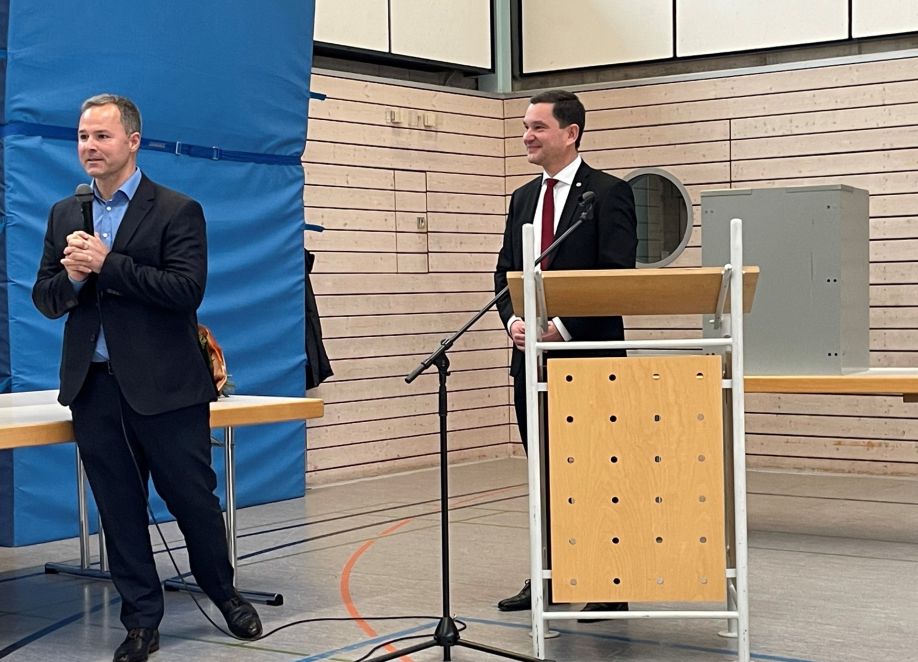 Sascha Klein (links) nach seiner knappen Wahl zum Verbandsdirektor im Dezember 2022 in Straubenhardt-Feldrennach, mit dem Verbandsvorsitzenden Klaus Mack MdB (CDU)