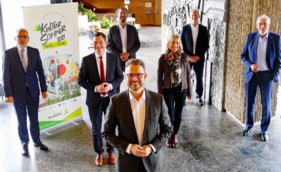 Vorne: OB Stadt Pforzheim Peter Boch / mittig von links nach rechts: Landrat Dr. Klaus Michael Rückert (Freudenstadt), Vorsitzender Regionalverband Nordschwarzwald Klaus Mack, Geschäftsstellenleiterin AG Kulturregion Monika Schweickert, Landrat Helmut Riegger (Calw) / hinten von links nach rechts: Landrat Bastian Rosenau (Enzkreis), Verbandsdirektor Regionalverband Nordschwarzwald Dr. Matthias Proske Bild: RV/S. Roth 